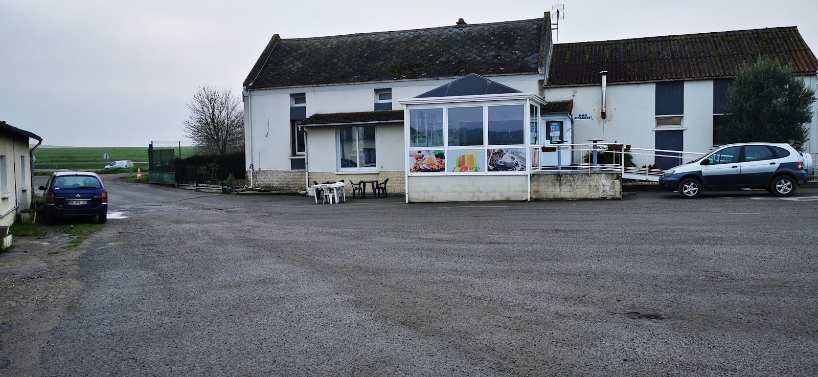 Le relais et son parking, vus de la RD 934